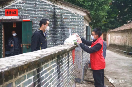隔離不隔愛，志愿者為居家隔離家庭定期采購(gòu)生活用品。