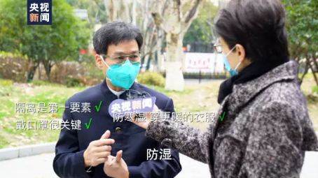 ▲張忠德（左一）接受央視主持人董倩的采訪。