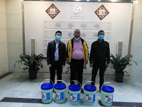 002  張會(huì)長代表商會(huì)向鶴山廣播電視臺捐贈(zèng)消毒液.jpg