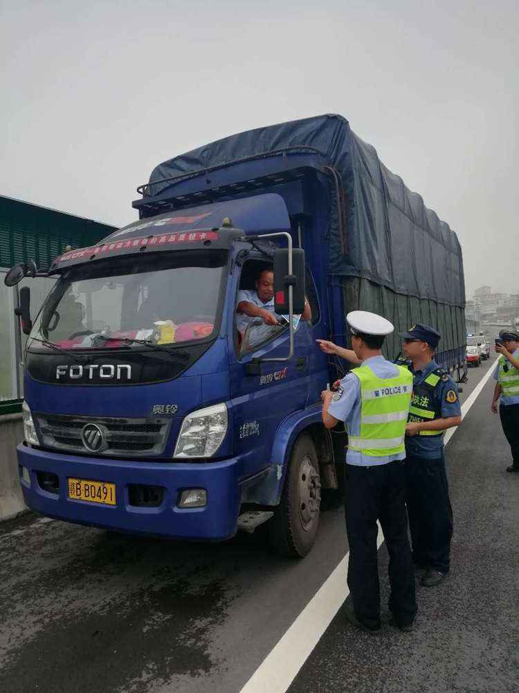 執(zhí)法人員聯合交警執(zhí)法.jpg