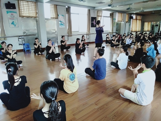 已處理16103475866172020年6月，廣西龍州縣職教中心學前教育專業(yè)學生在鶴山職校進行舞蹈技能培訓。.jpg