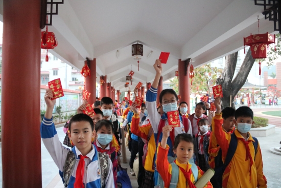 1.回校了，收到“學業(yè)進步”大紅包，好開心。（沙坪七小）.JPG