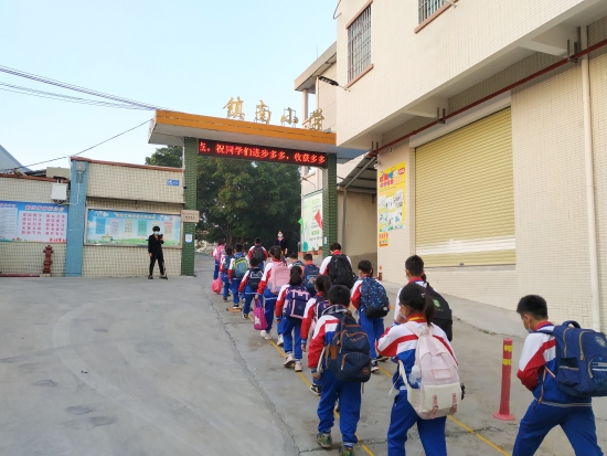 3.同學們排著整齊的隊伍，有序地走進學校.jpg