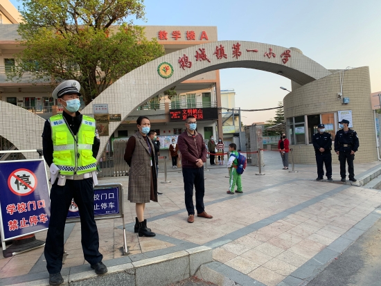 8.鶴城鎮(zhèn)警察叔叔、鶴城一小行政班子為學生返校保駕護航.jpg
