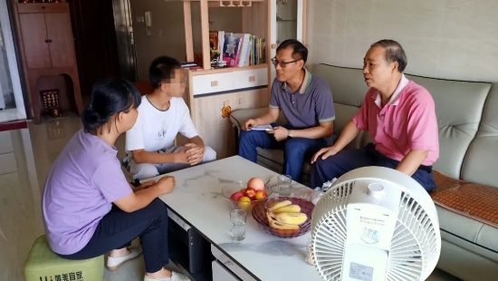 已處理1626771117281古勞中學(xué)老師在家訪過(guò)程中，向家長(zhǎng)、學(xué)生進(jìn)行假期安全管理教育，特別是防溺水安全、防詐騙安全、衛(wèi)生防疫安全等。.jpg