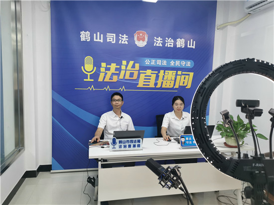 3.歐錦波局長(zhǎng)代表市民政局上線法治直播間，解讀《慈善法》   關(guān)注“放心捐”.jpg