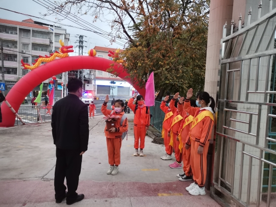 已處理3  “老師，您好！”“同學(xué)，早！”合成小學(xué)校門學(xué)生向老師、同學(xué)敬禮問好.jpg
