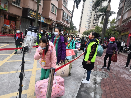 已處理9  沙坪五小學(xué)生測溫，有序進(jìn)入校園.jpg