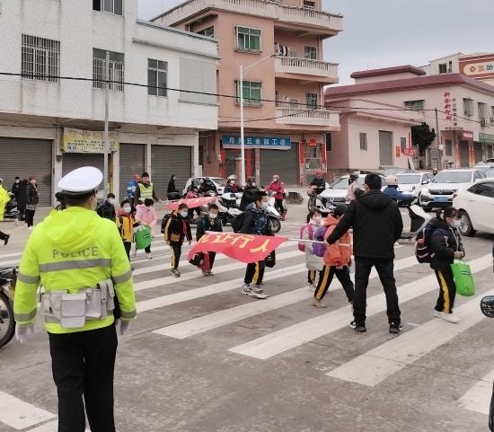 已處理11  連南小學(xué)交警、教師、家長義工組成“返校安全護(hù)學(xué)崗”.jpg