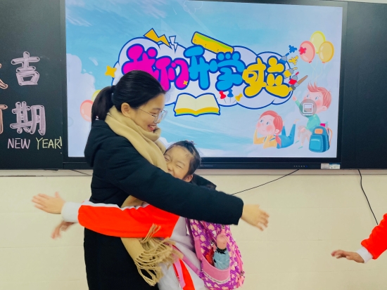已處理19  “老師，我太想您了。”沙坪一小峻廷灣校區(qū)的小朋友跟老師來一個(gè)大大的擁抱.jpg