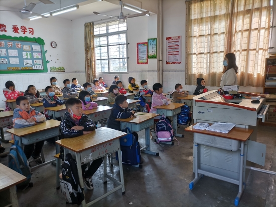 已處理28新學(xué)期，新希望。址山廓村麥源生小學(xué)同學(xué)們課堂上認(rèn)真聽課.jpg