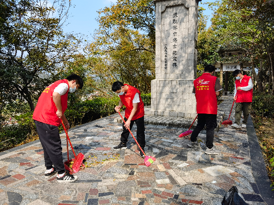 清明節(jié)來臨之際，宅梧鎮(zhèn)退役軍人服務站工作人員發(fā)動退役軍人僑都星火志愿服務隊對我鎮(zhèn)四座烈士紀念碑進行巡查、打掃清潔工作，志愿服務隊們也是“收獲滿滿”啊3.jpg
