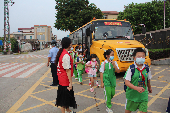 鶴城二小校車(chē)的接送.JPG