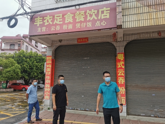 已處理1662101823660黨委書(shū)記馮永強(qiáng)、黨委委員王宗球、副鎮(zhèn)長(zhǎng)鄧鉅輝到蓮花街檢查廣告牌安全隱患。.jpg