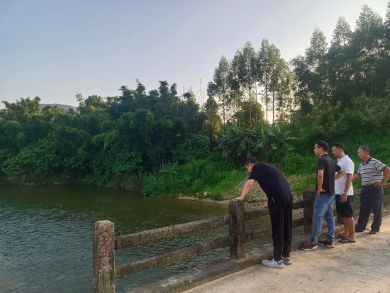 已處理1662101823660副鎮(zhèn)長(zhǎng)王靖帶隊(duì)檢查轄區(qū)內(nèi)易澇區(qū)域。.jpg