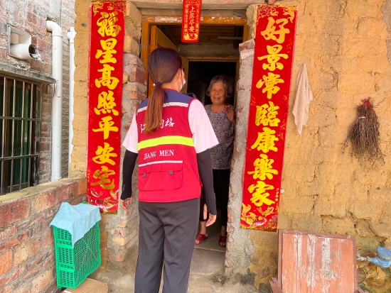 已處理1662101823662網(wǎng)格員入戶向獨(dú)居老人宣傳防臺(tái)風(fēng)小知識(shí)，幫助排查安全隱患。.jpg