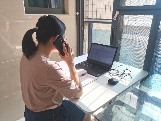 4沙坪六小趙翠霞老師在家做流調(diào)工作人員，隨時準備著學校下達的打電話任務，并把每位需要通知去進行核酸檢測的人員作好跟蹤記錄。.jpg
