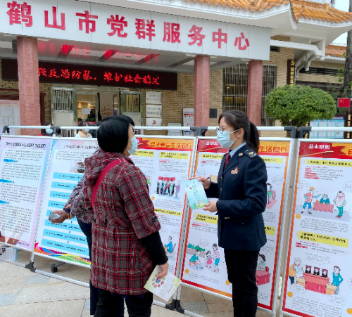 稅務(wù)人員以“12.3”國(guó)際殘疾人日宣傳教育活動(dòng)為契機(jī)走進(jìn)社區(qū)開(kāi)展稅法宣傳.JPG