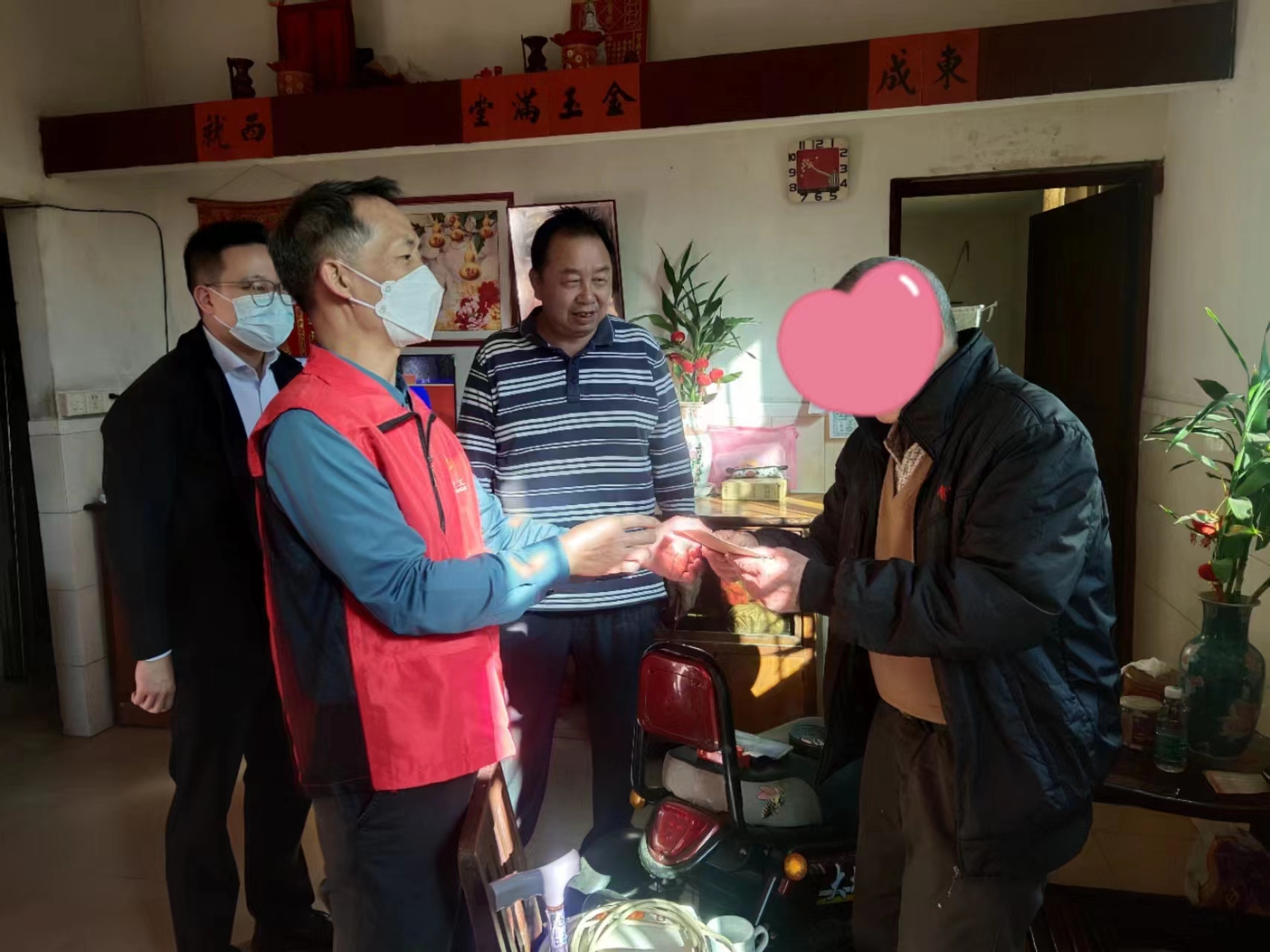 1月14日下午，鶴山市水利局黨組書記、局長趙榮贊帶隊走訪慰問結(jié)對幫扶的困難黨員.jpg