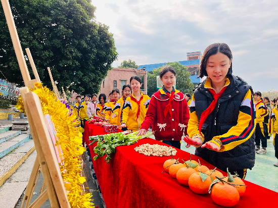龍溪小學(xué)孩子一個(gè)接一個(gè)摸意頭，好事一樁一樁接踵而來(lái)！.jpg