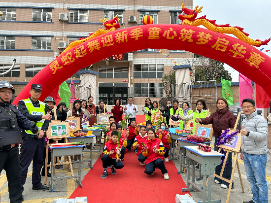 龍溪小學教師、公安民警、志愿者、家長們一同保駕護航.jpg